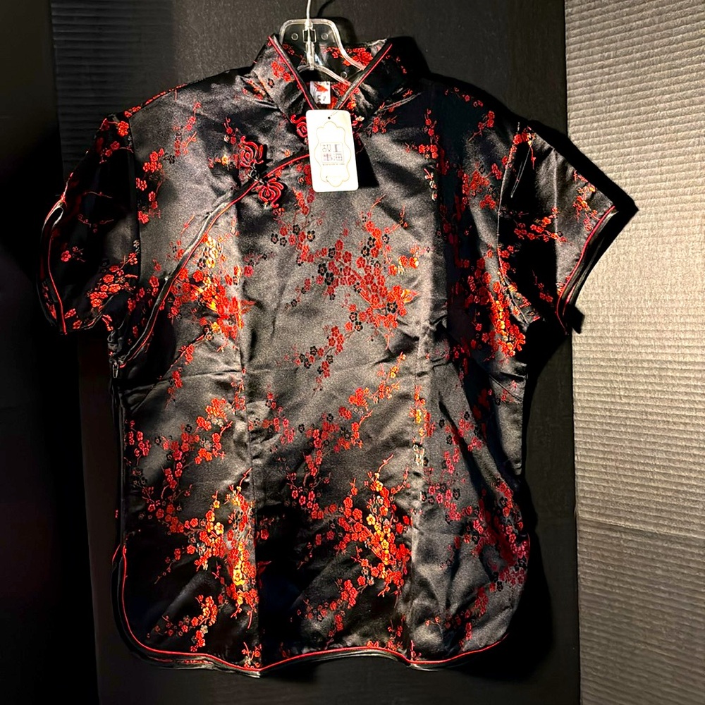 Shanghai green black and red Oriental top. XXXXL.fits like XL NWT ornate